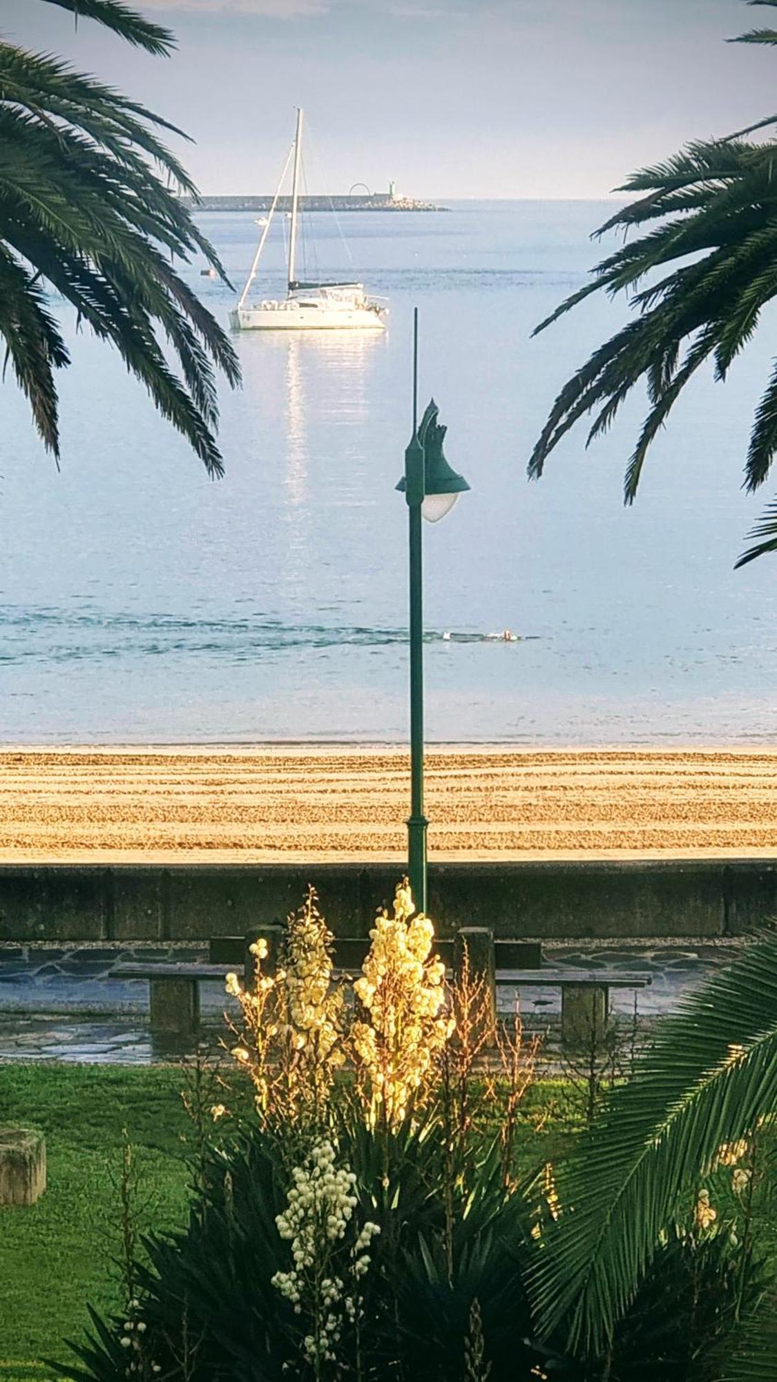 ア・コルーニャPrecioso Atico Frente A La Playa De Santa Cristinaアパートメント エクステリア 写真